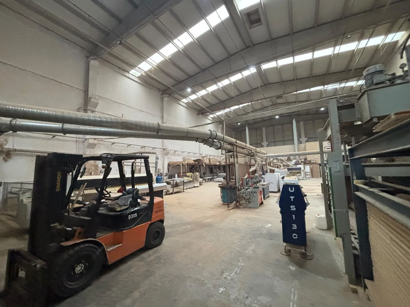 Fugadoor forklift ve fabrika alanı
